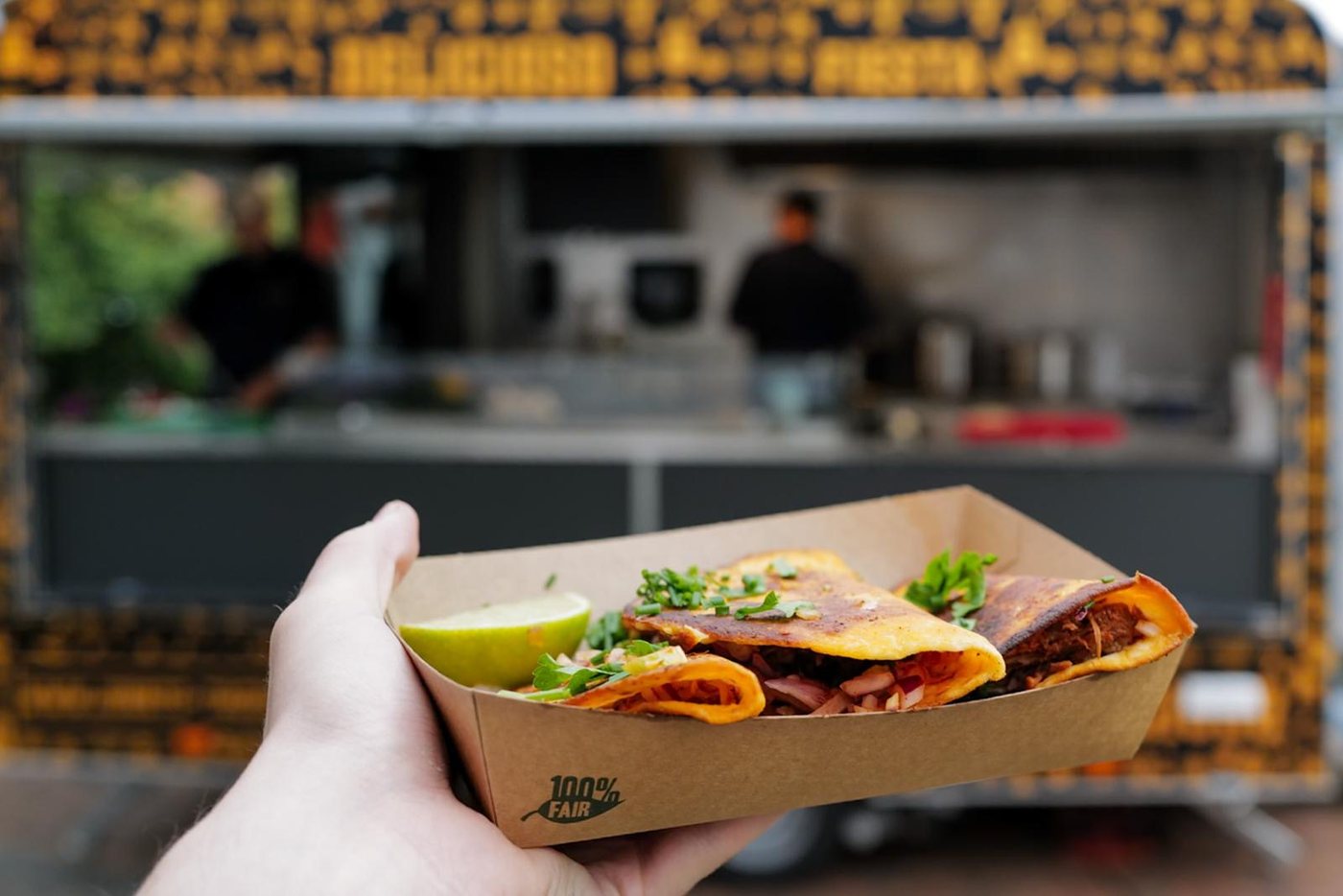 Taco-Box vor dem Catering-Foodtrailer von Jonny's Tacos