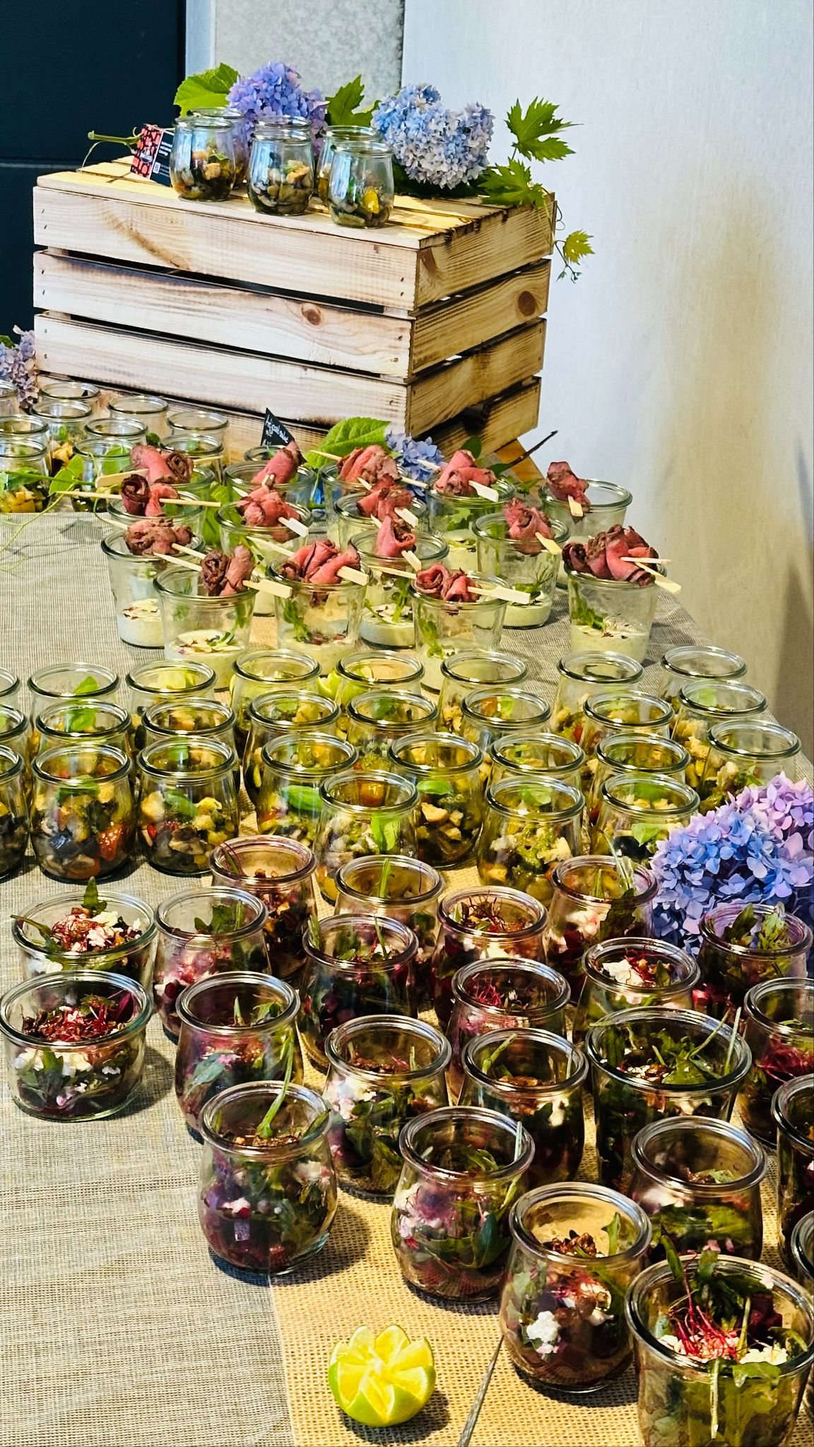 Dessertgläser in der Holzkiste für ein Catering