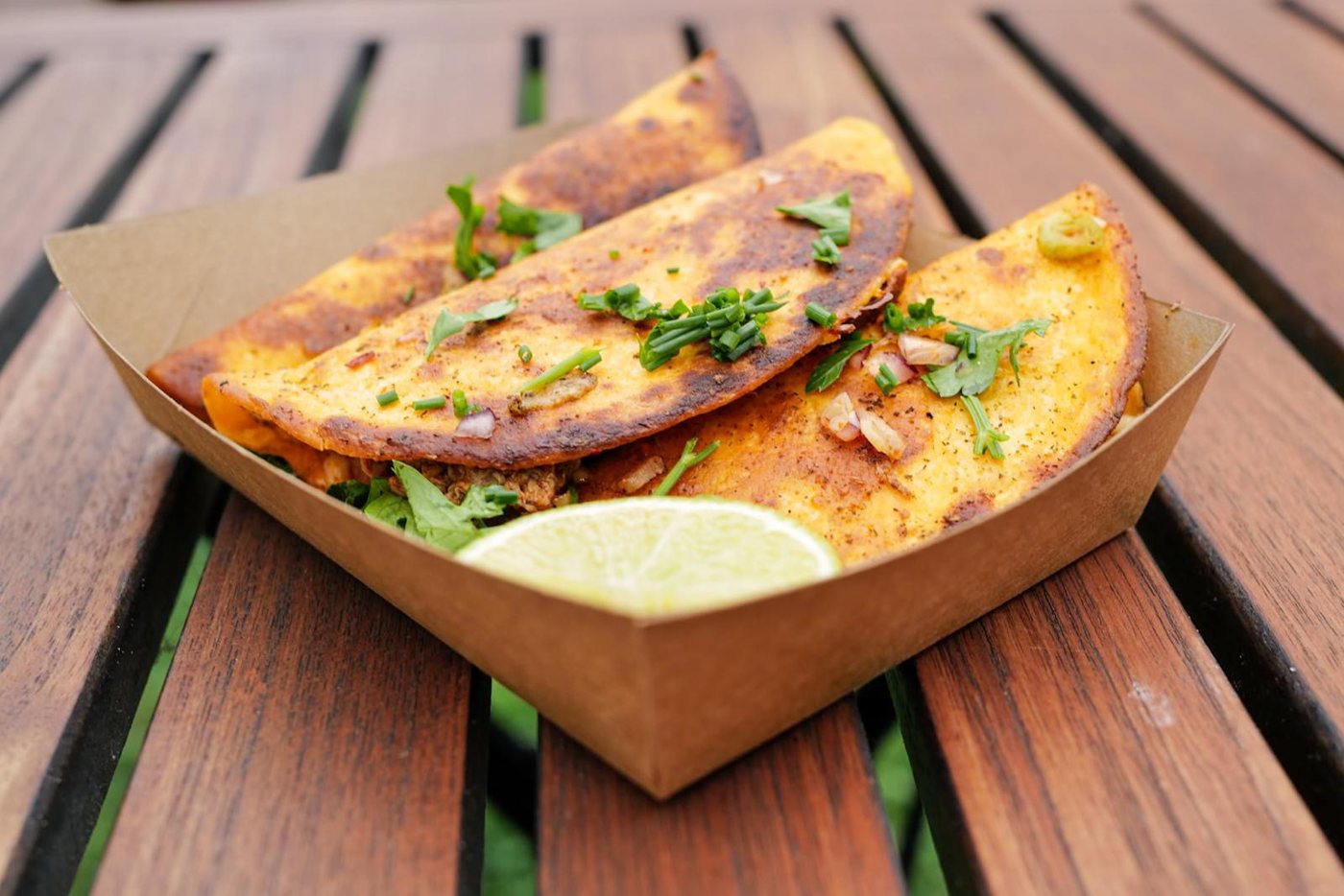 Tacos in der Box auf dem Tisch einer Veranstaltung