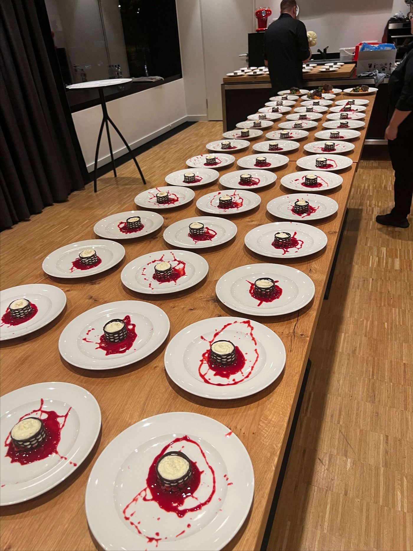 Lange Tafel mit Dessertteller beim Catering