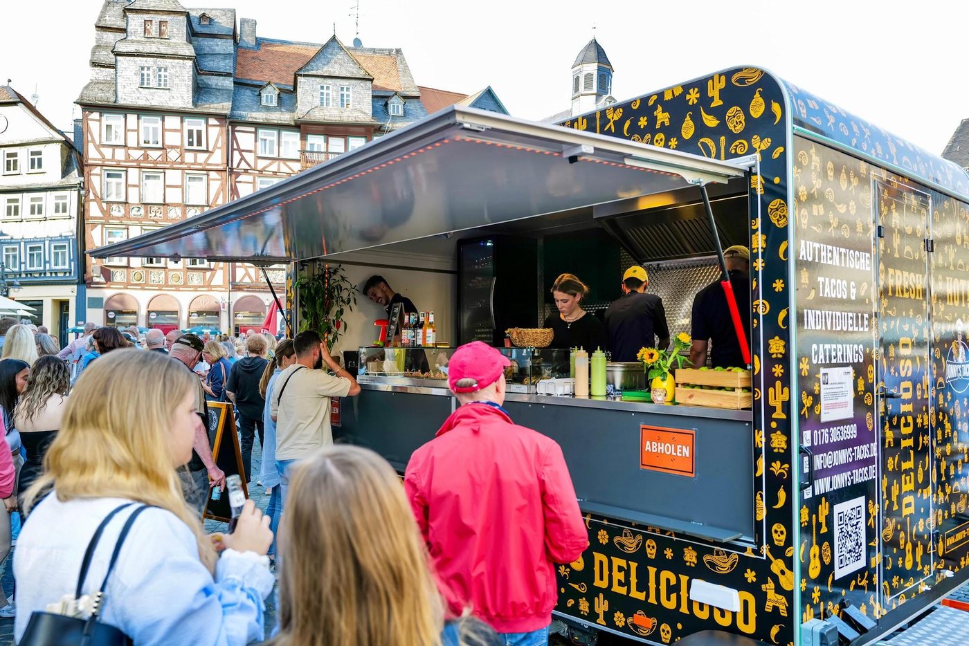 Gäste vor dem Foodtrailer bei einem Event