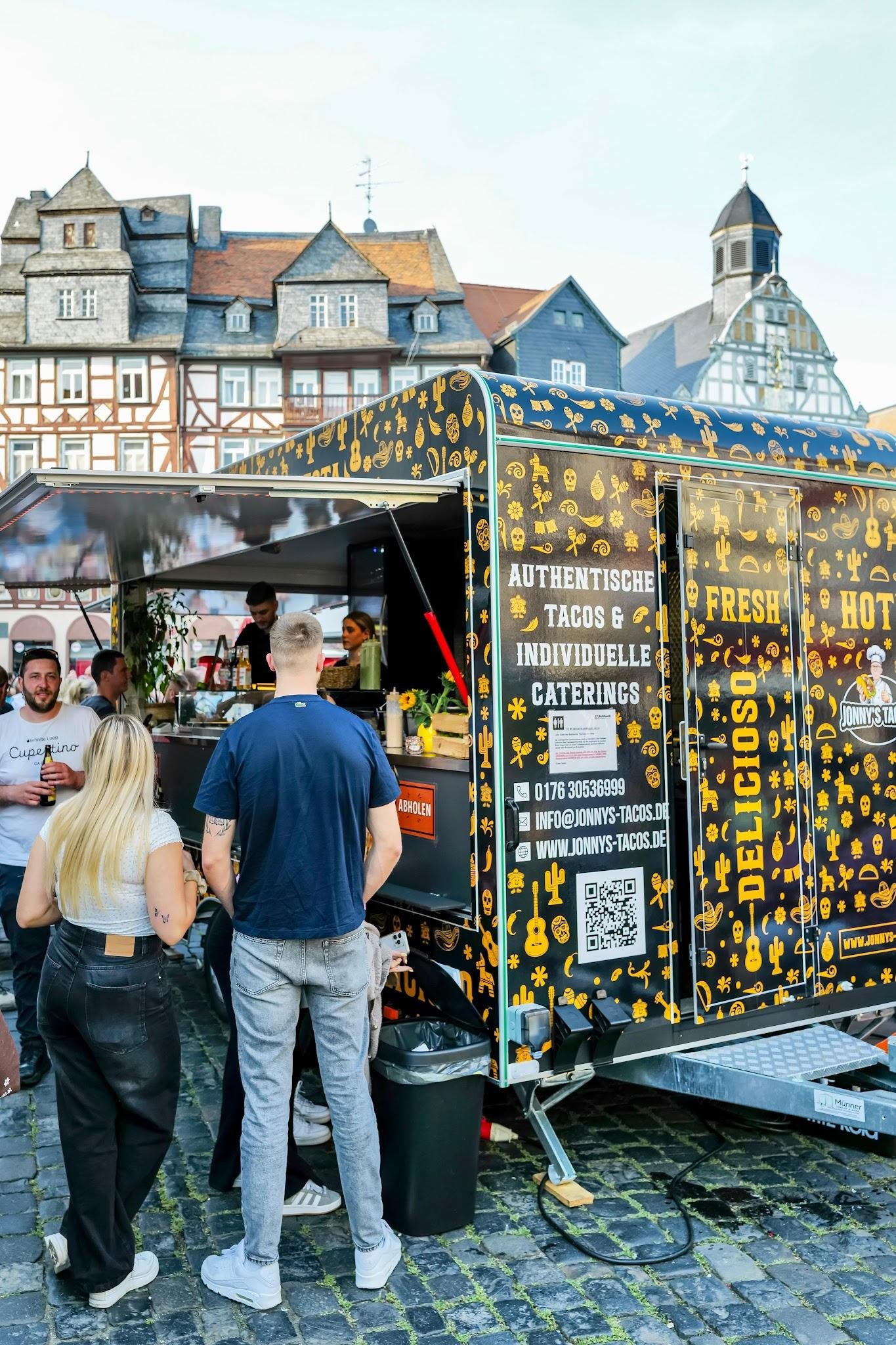 Team von Jonny's Tacos im Foodtrailer