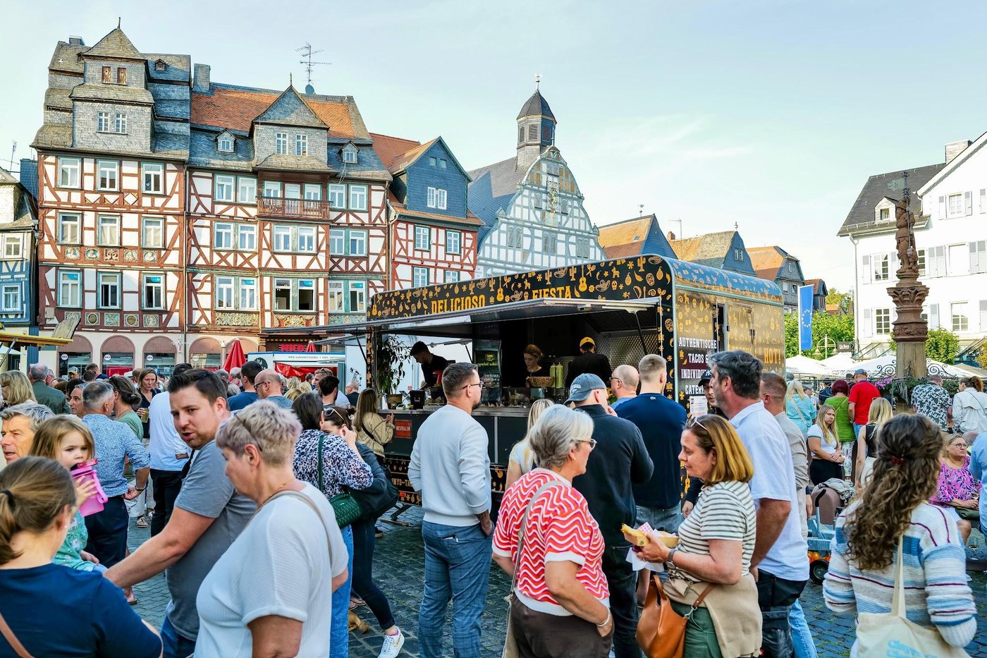 Besucher am Taco-Stand auf dem Marktplatz