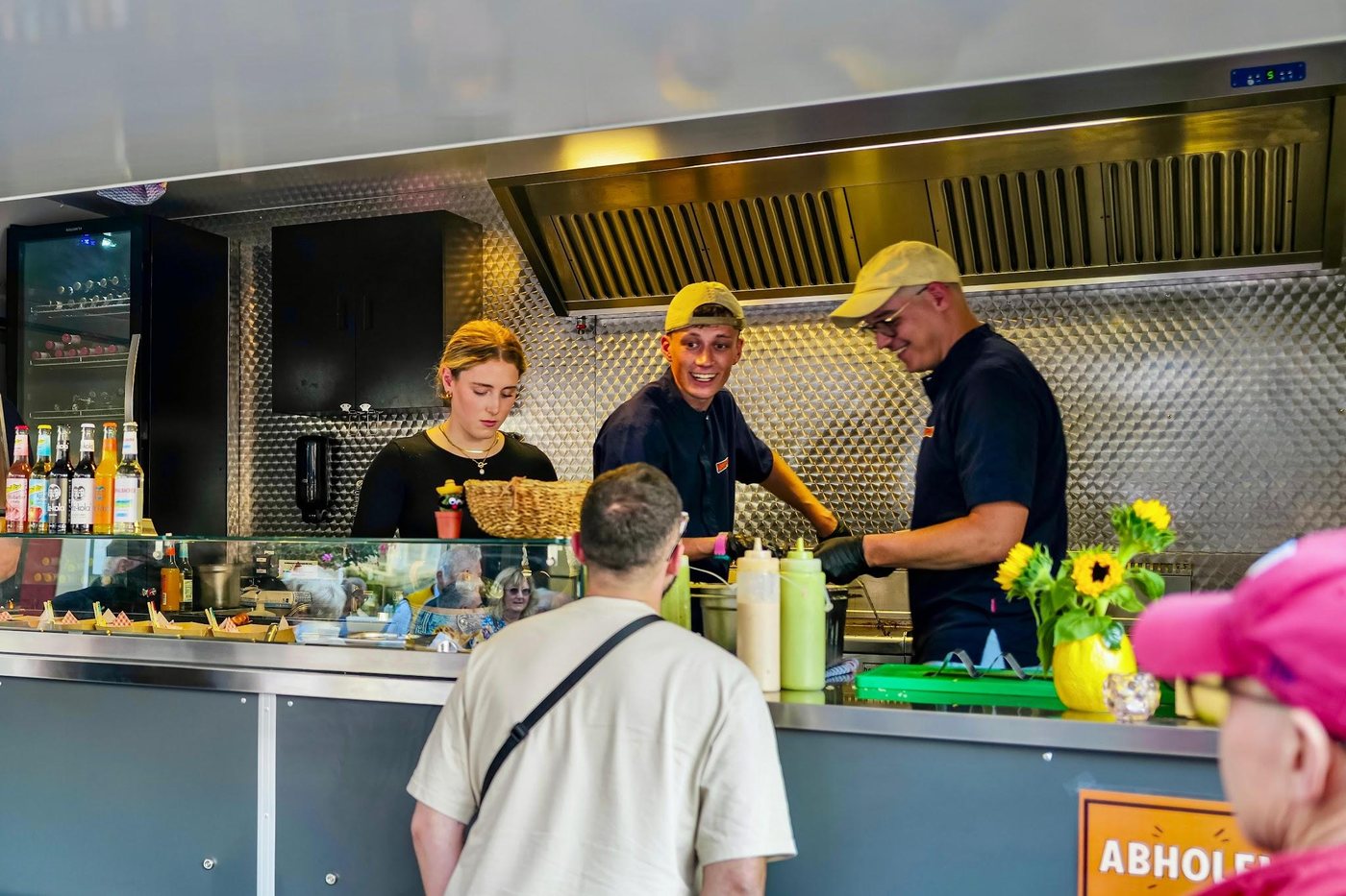 Team bei der Ausgabe am Foodtrailer