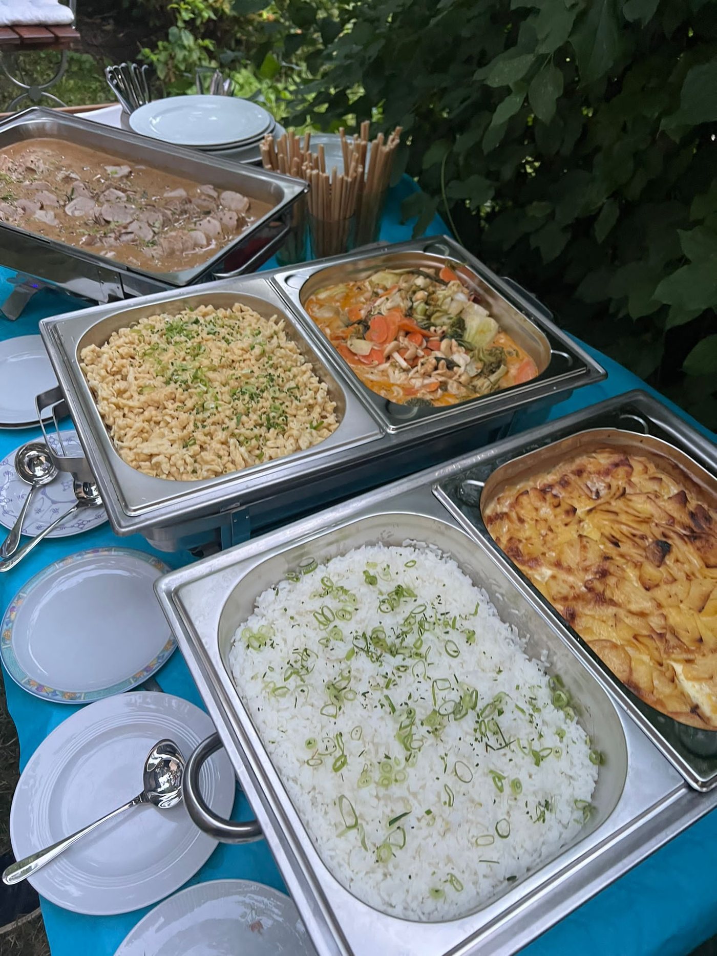 Catering-Buffet mit warmen Speisen
