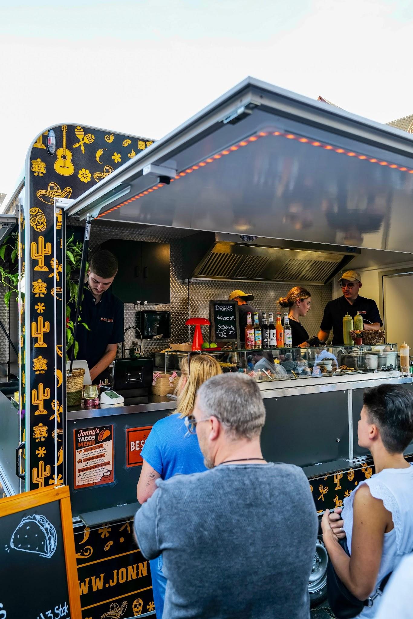 Gäste am Catering-Foodtrailer von Jonny's Tacos