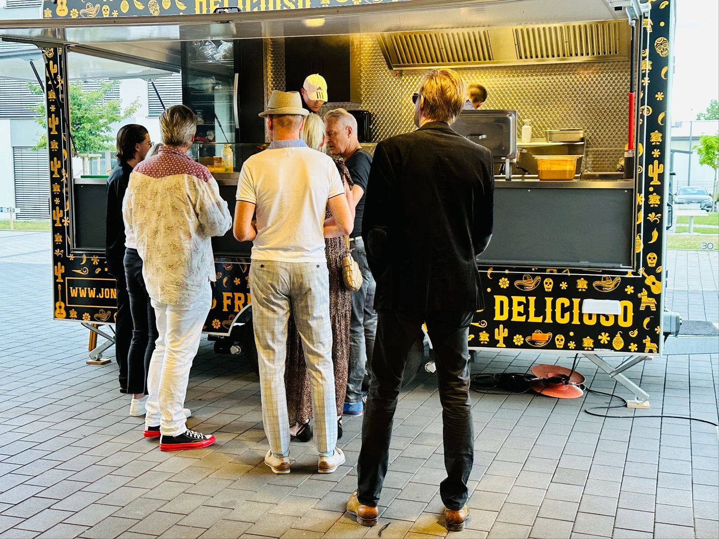 Gäste warten am Foodtrailer auf ihre Tacos