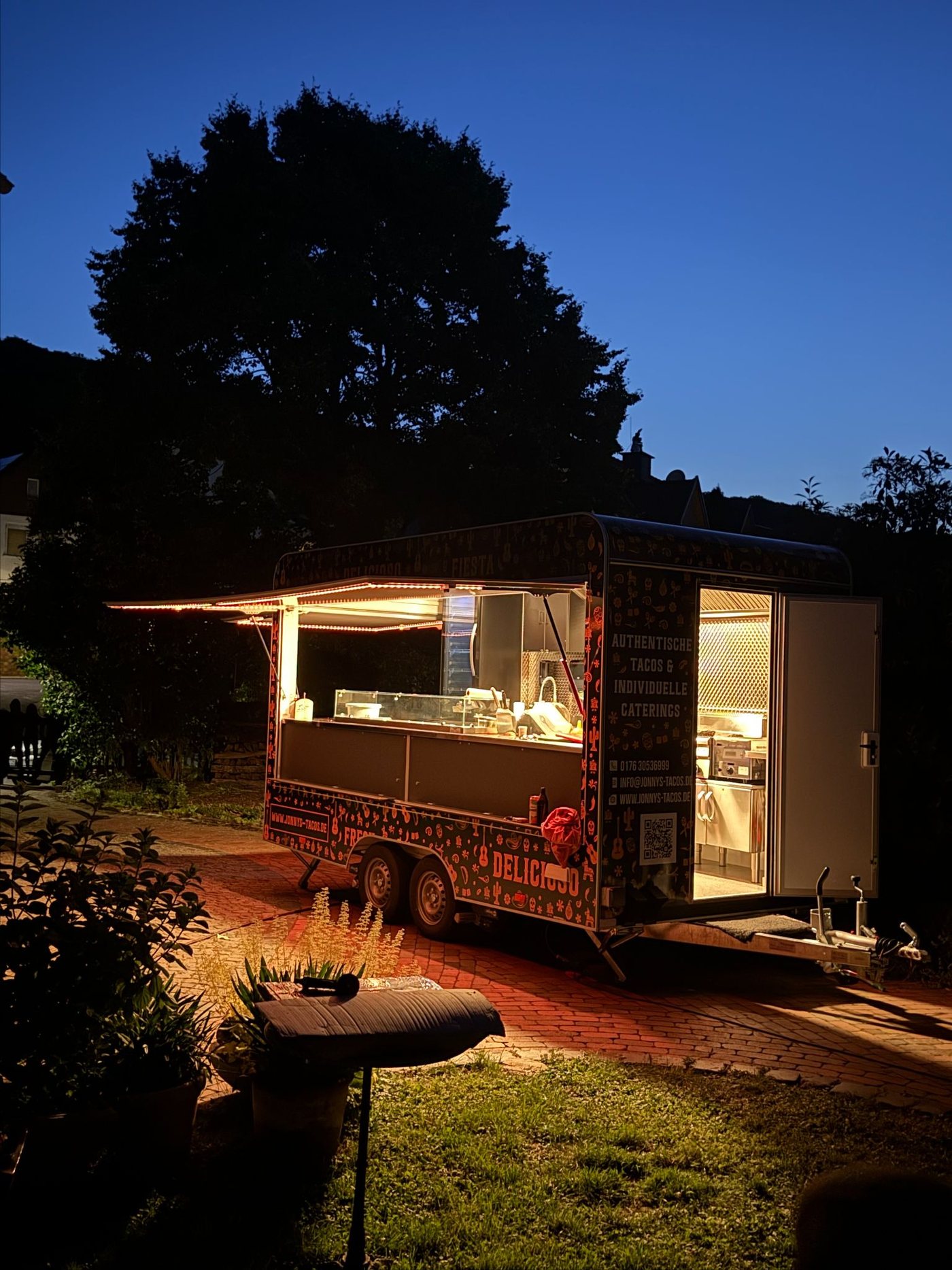 Foodtrailer von Jonny's Tacos am Abend auf einem Event