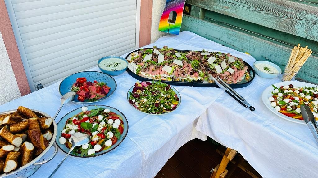 Buffet mit Salaten für eine Firmenfeier