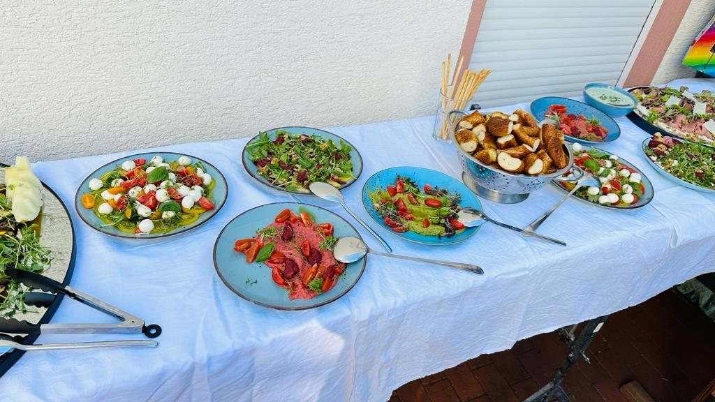 Gedeckte Buffet-Tafel beim Catering