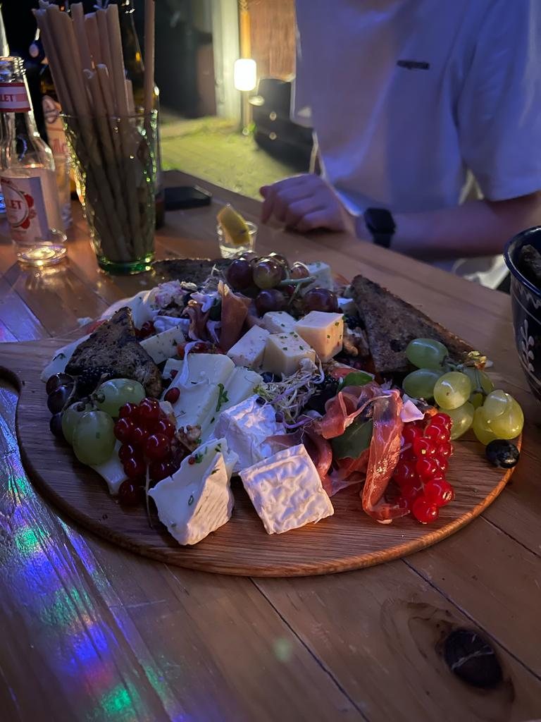 Käse- und Obstplatte als Vorspeise