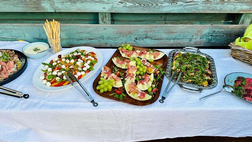 Salate auf der Buffet-Tafel