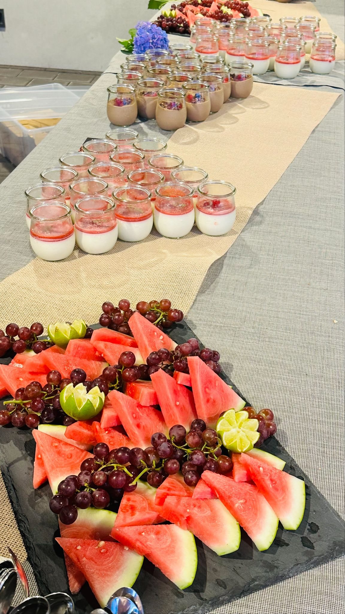 Obstplatte mit Melone und Trauben