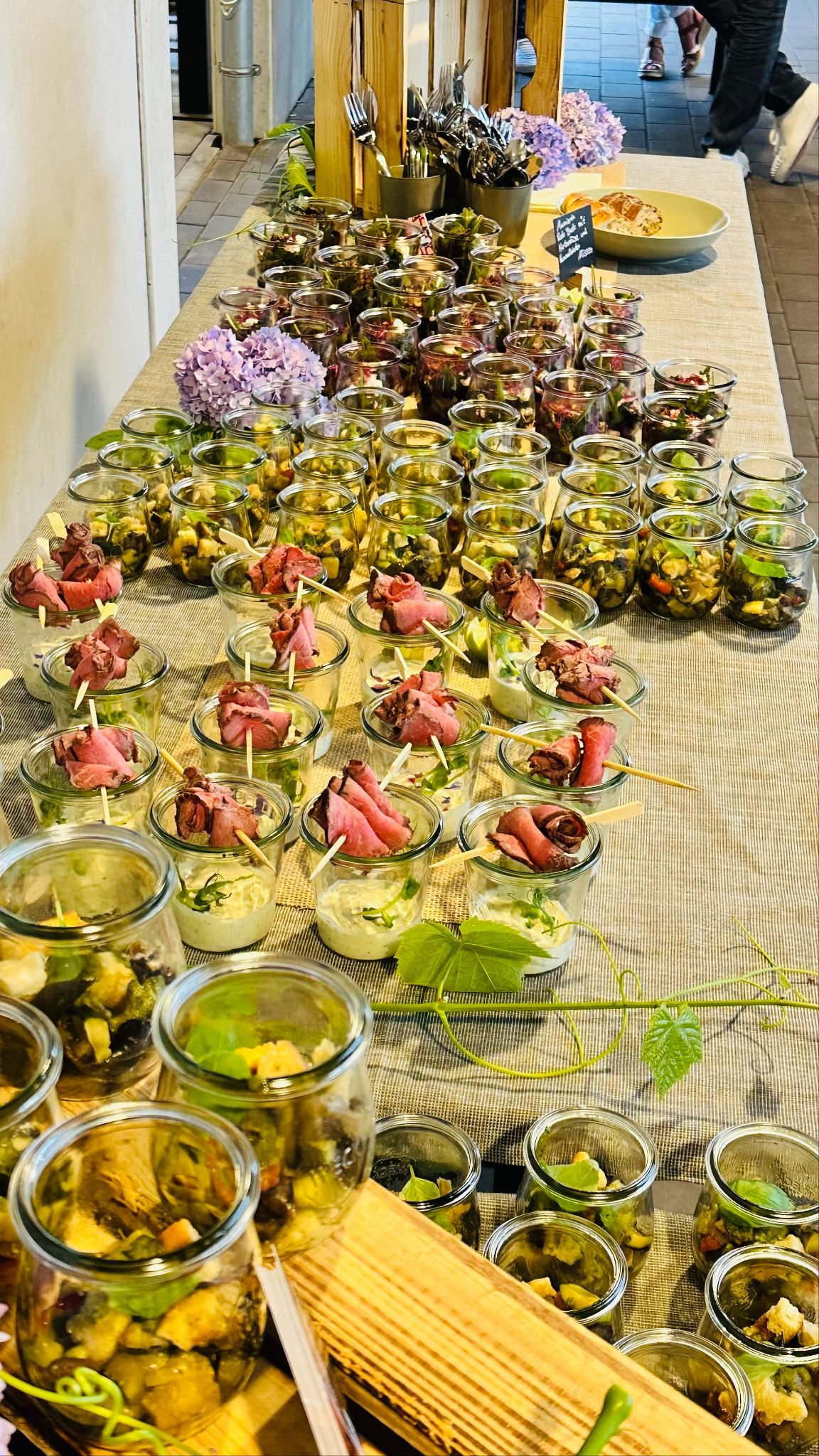 Lange Tafel mit Vorspeisen beim Catering