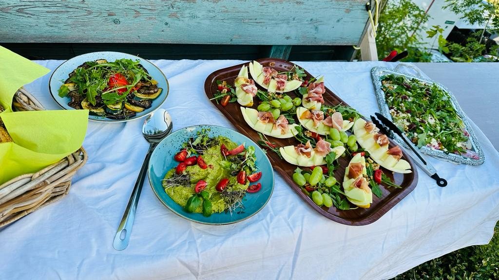 Salate und Vorspeisen auf der Catering-Tafel