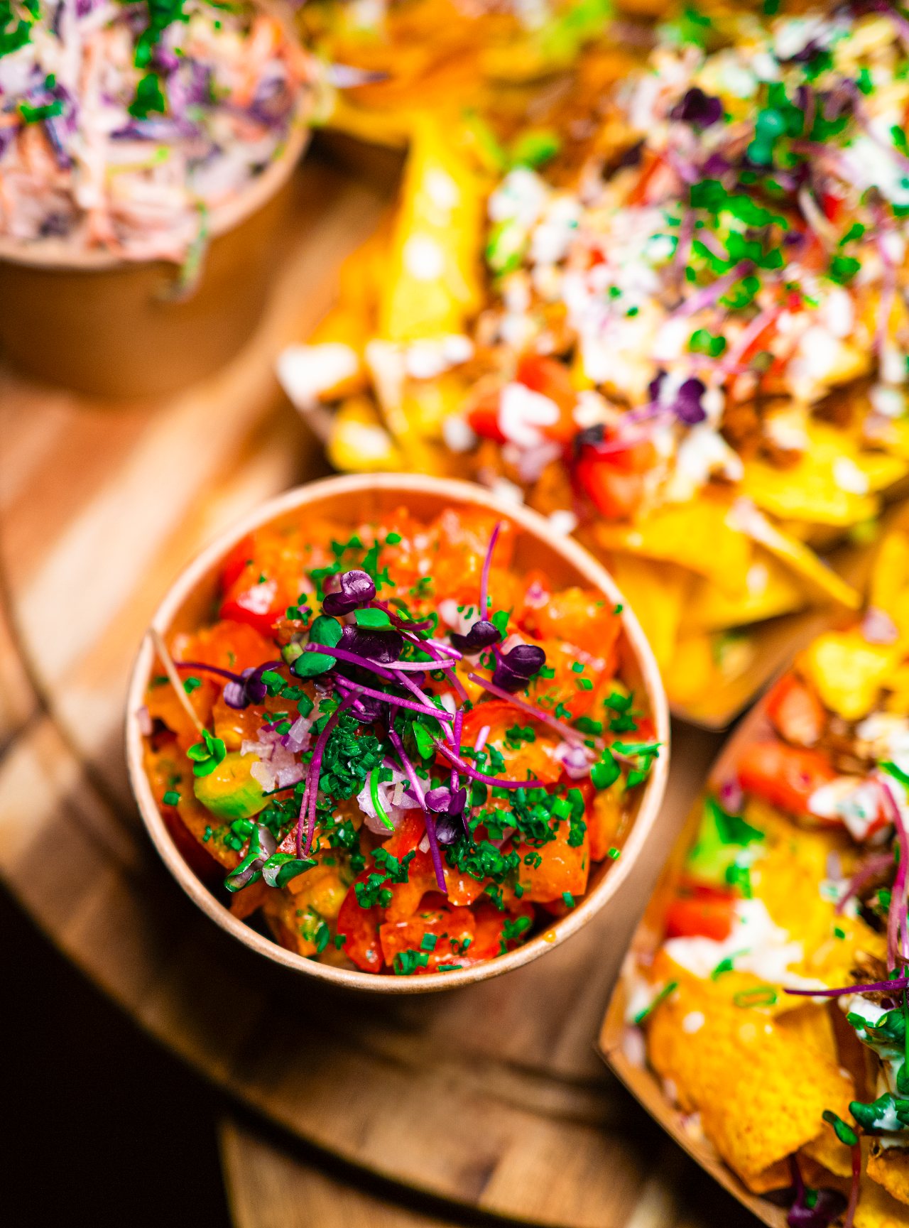 Nachos-Schälchen mit Salsa und Zwiebel-Limetten-Salat