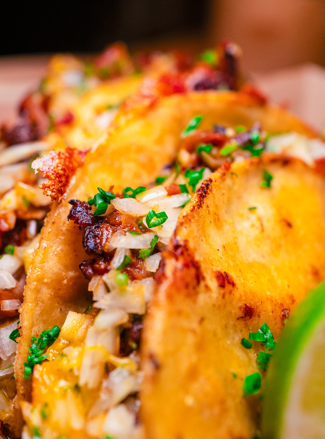 Taco mit geschmolzenem Käse in Nahaufnahme