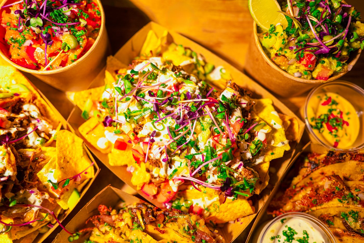 Nachos-Boxen mit Rindernacken, Käse und Saucen
