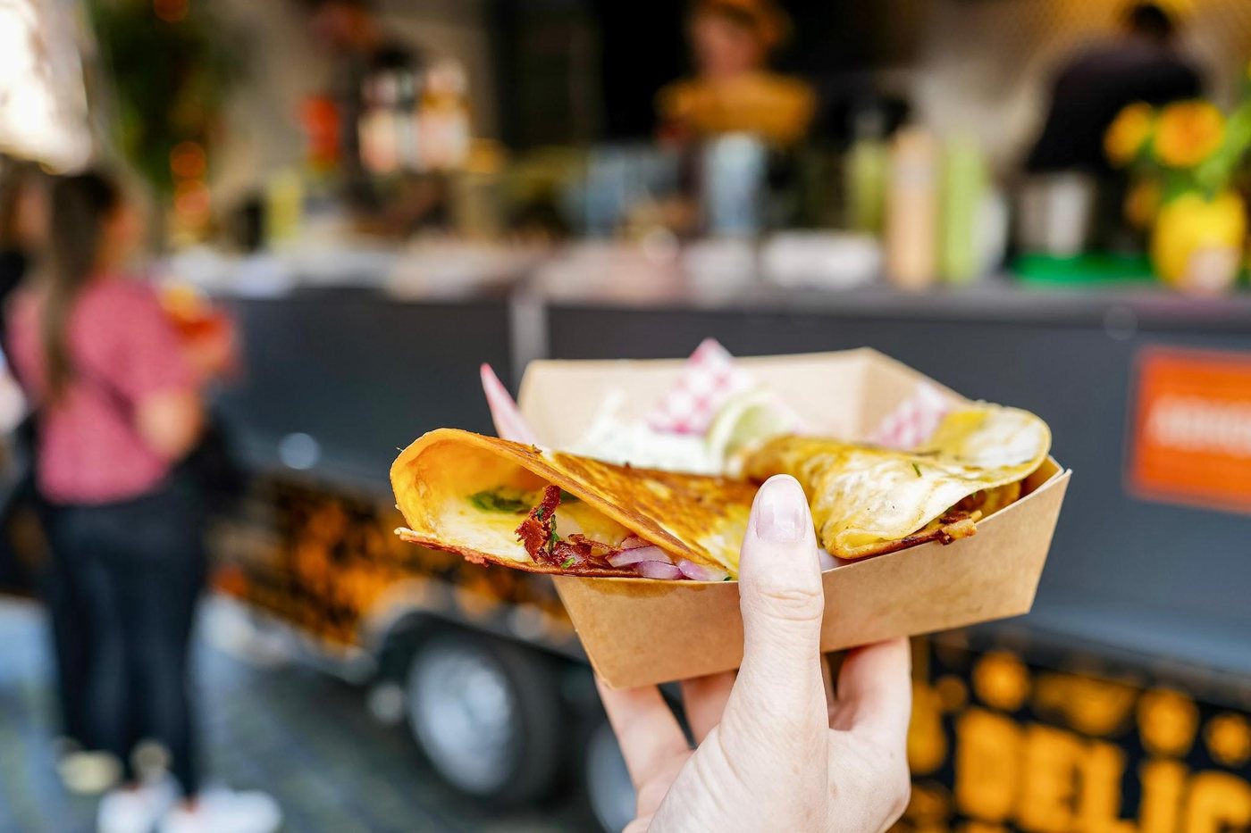 Gast mit Taco-Box am Foodtrailer von Jonny's Tacos