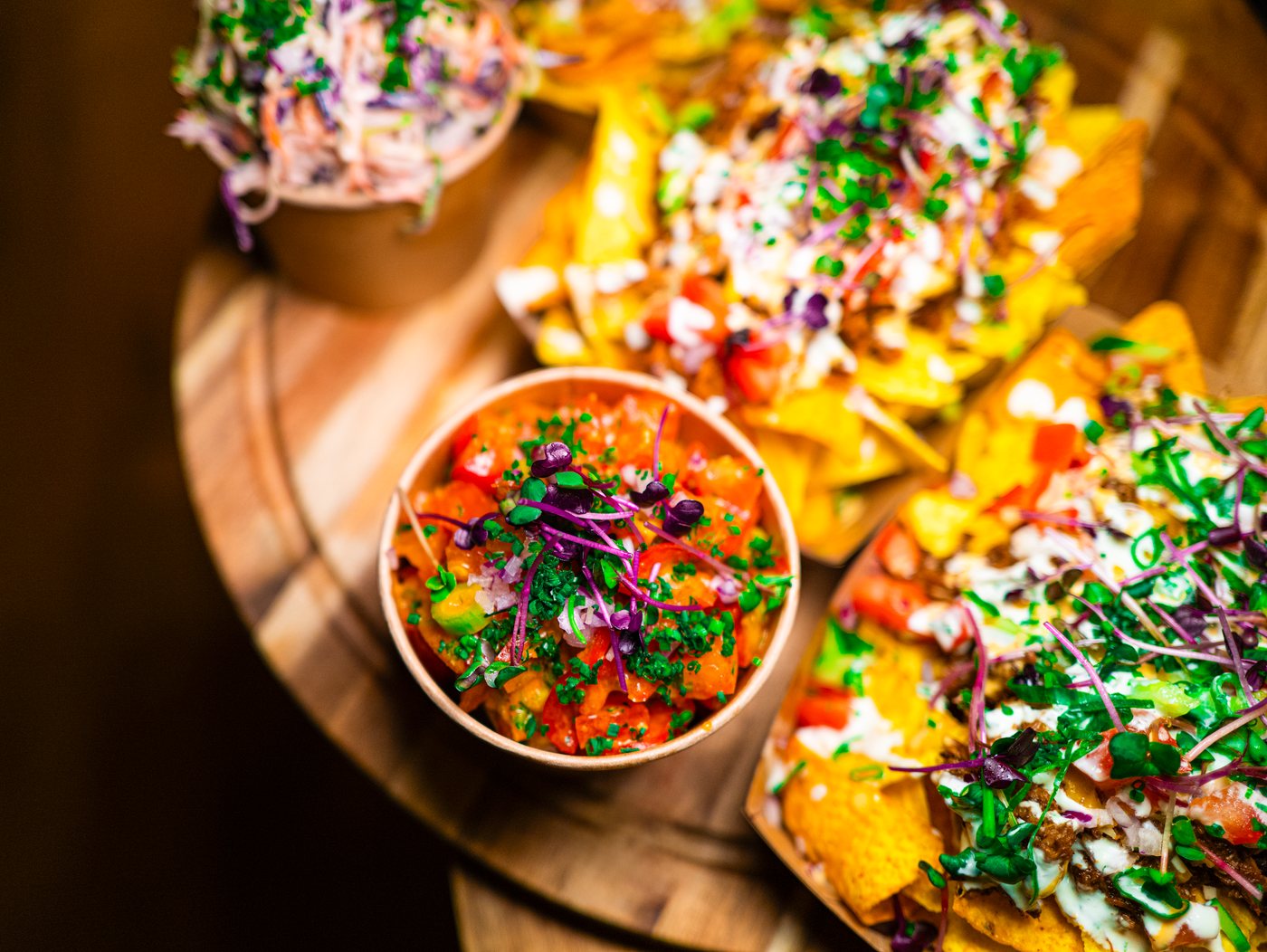 Nachos mit Zwiebel-Limetten-Salat und Petersilie