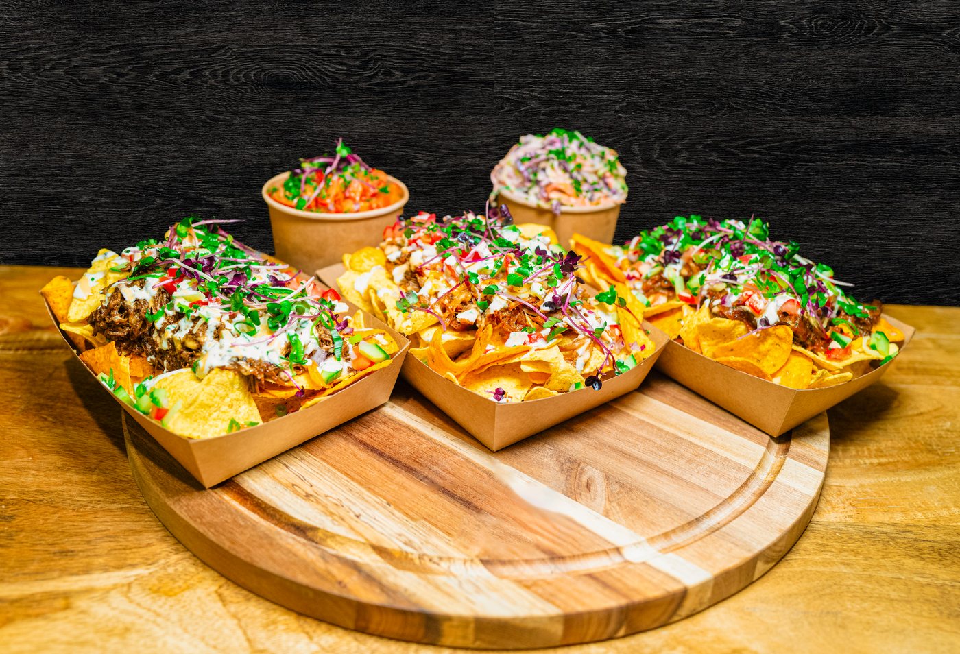 Nachos auf rundem Holzbrett angerichtet