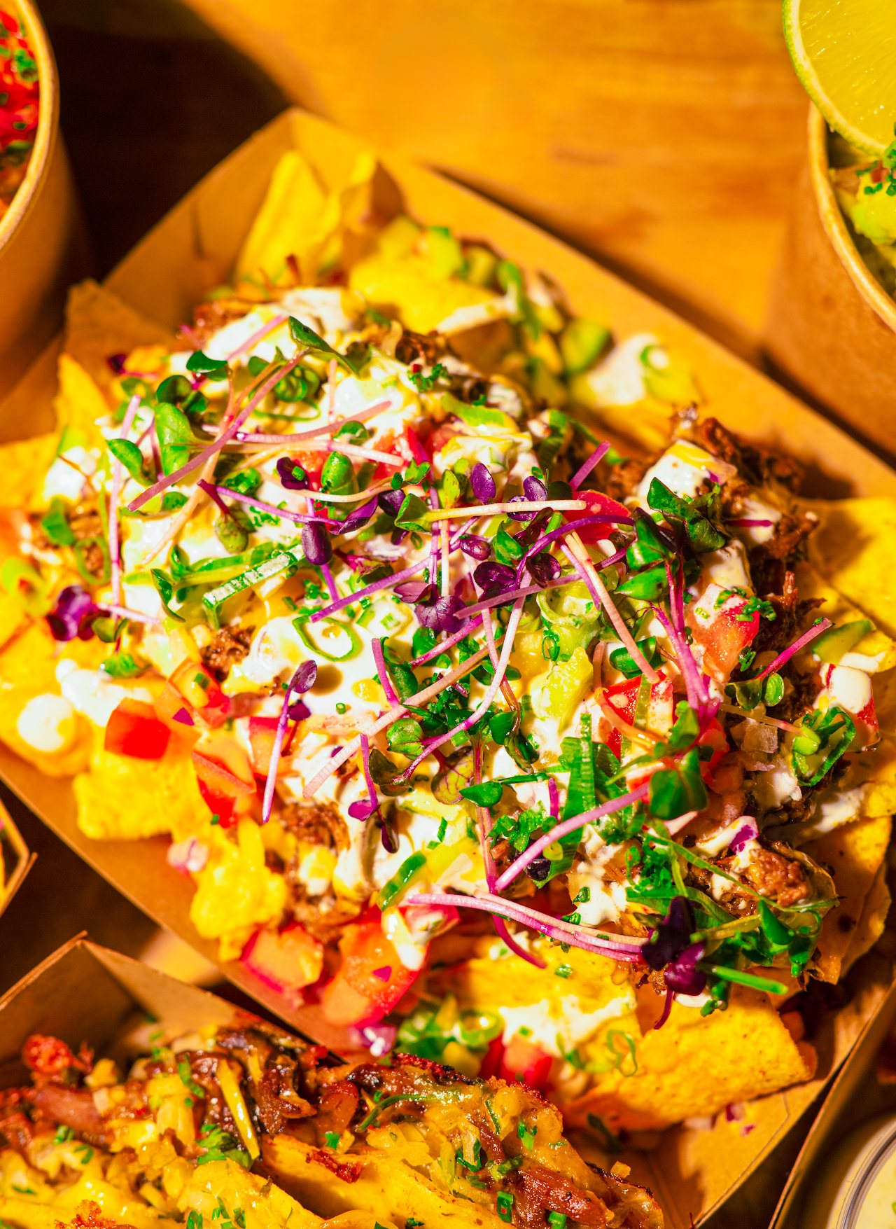 Nachos mit Toppings in Nahaufnahme