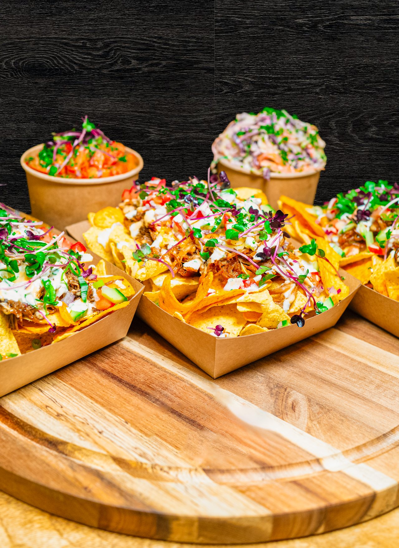 Nachos-Portionen auf dem Holzbrett
