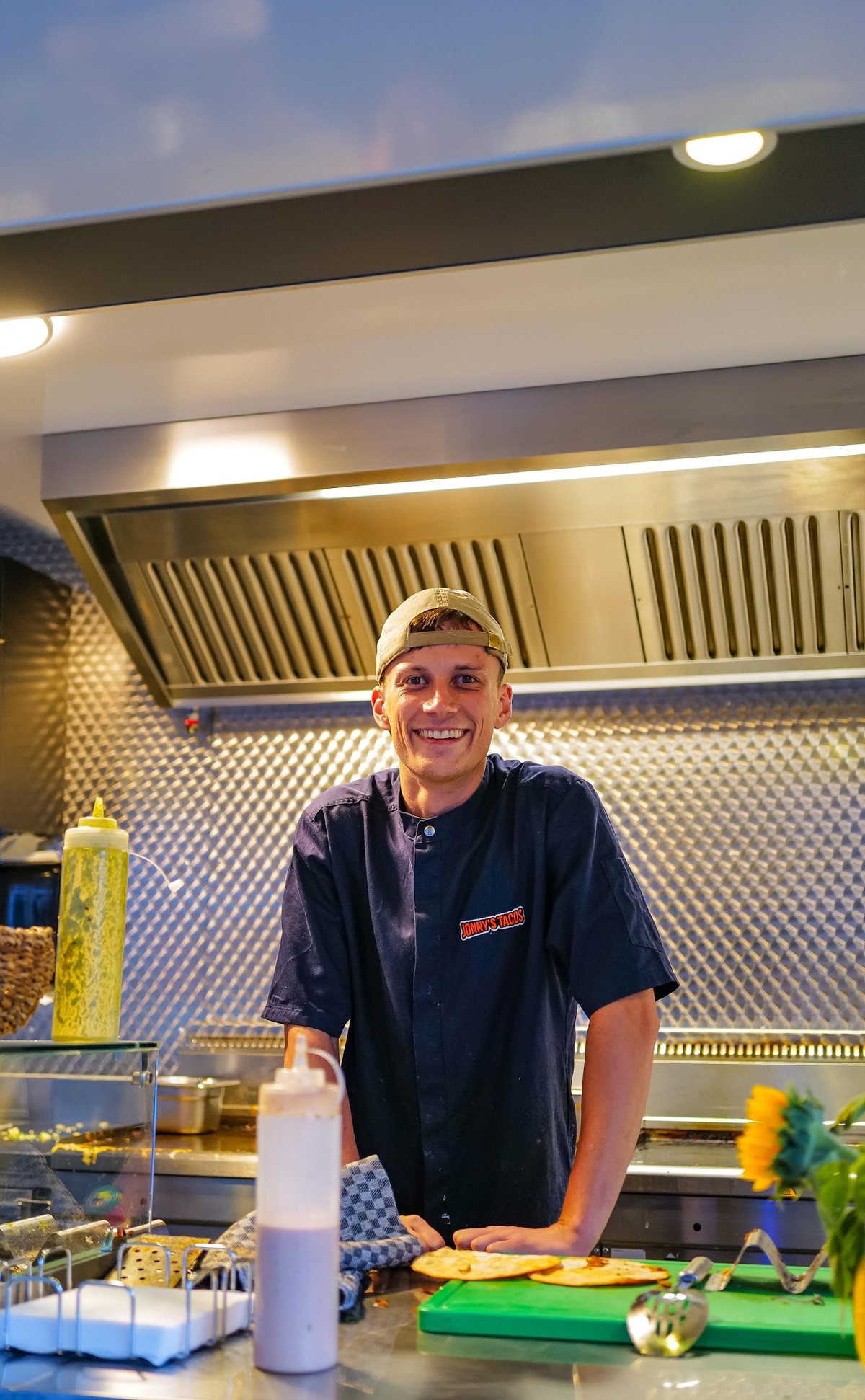 Johannes Jung, Gr&uuml;nder von Jonny's Tacos in Butzbach, in seinem Foodtrailer